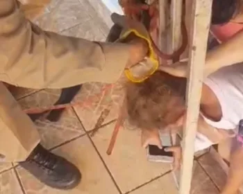 Bombeiros resgatam criança que prendeu a cabeça em grade.