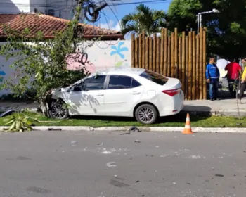 Carro colide com poste em frente a escola na cidade de Arapiraca
