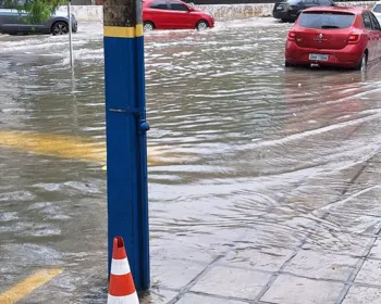 Chuvas provocam alagamentos em diversas ruas de Maceió