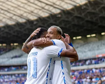 Cruzeiro vence com tranquilidade e afunda o Vitória: 3 a 1