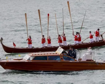 De barco e carrinho de golfe, Papa faz 1ª viagem do ano