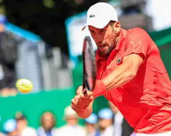 Djokovic passa mal, mas luta e vai à semifinal em Monte Carlo