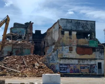 Equipes da Defesa Civil iniciam demolição de antigo prédio no Jaraguá