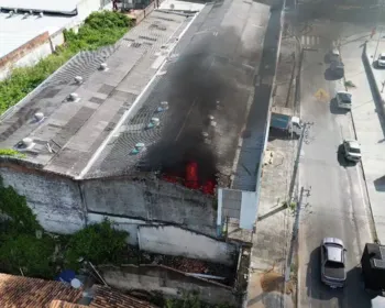 Após incêndio, Defesa Civil avalia estrutura da loja Magazine Luiza