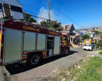 Incêndio destrói seis casas; uma pessoa ficou ferida
