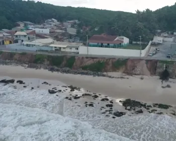 Jequiá da Praia decreta situação de emergência por avanço do mar