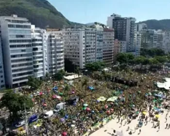 Milhares de apoiadores se reúnem em Copacabana para ato pró-Bolsonaro