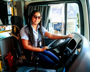 Motorista de ônibus rompe estereótipos e compartilha experiências