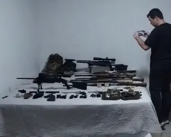 Polícia apreende arsenal de armas em ateliê de suspeito de chacina
