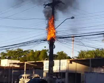 Poste pega fogo, explode e deixa moradores às escuras na Santa Amélia