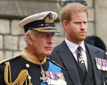Príncipe Harry chorou após ordem de despejo do rei Charles, diz site