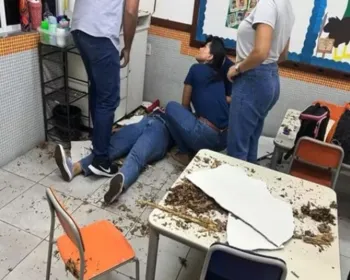 Professora cai de uma sala de aula para outra após o chão ceder