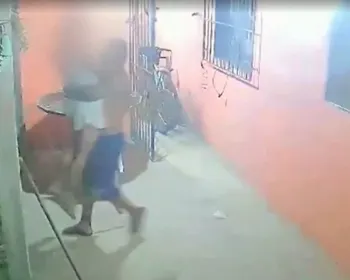 VÍDEO: imagens mostram homem raptando mulher antes de estupro