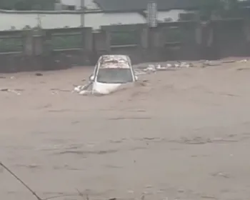 Vídeos: carros são arrastados por enchente na China