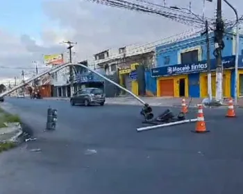 Vídeos mostram momento em que carro derruba semáforo na Jatiúca