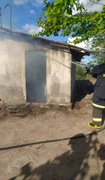 
				
					18 bombeiros atuaram em incêndio em casa em Limoeiro de Anadia
				
				