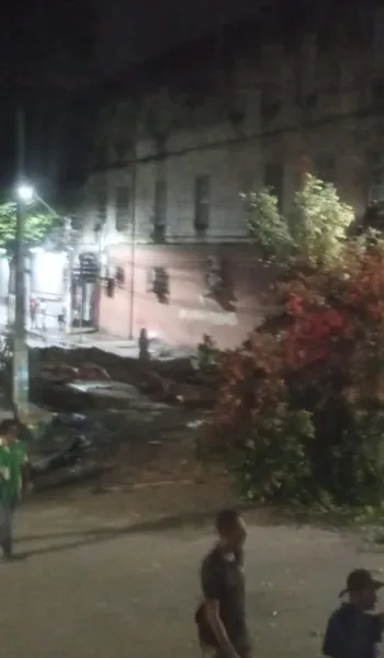 
				
					Chuva provoca queda de árvore de grande porte no centro de Maceió
				
				