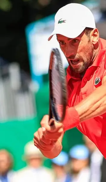 
				
					Djokovic passa mal, mas luta e vai à semifinal em Monte Carlo
				
				