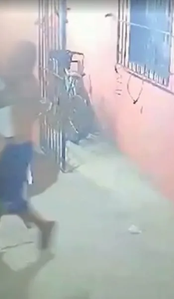 
				
					VÍDEO: imagens mostram homem raptando mulher antes de estupro
				
				