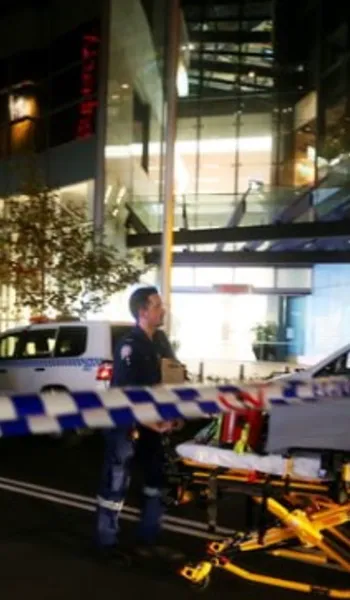 
				
					Vídeo mostra homem tentando esfaquear pessoas em shopping na Austrália
				
				