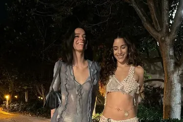 
			
				Bruna Marquezine curte noite com look transparente de R$ 5,5 mil
			
			