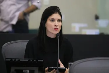 
			
				Carla Dantas assume cadeira na ALE e diz que lutará em prol da mulher
			
			