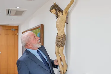 
			
				Com novo slogan, governo ajusta estratégia para incluir religiosos
			
			