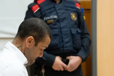 
				Condenado por estupro, Daniel Alves consegue liberdade provisória
			
			