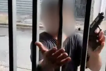 
			
				Criança com arma de brinquedo é colocada em viatura da PM
			
			