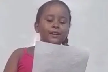 
			
				Criança lê carta em sala de aula após ser vítima de bullying em escola
			
			