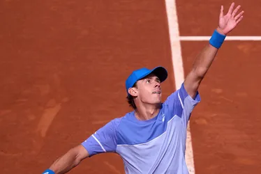 
			
				De Minaur segue boa fase e condena Nadal à quinta derrota em Barcelona
			
			