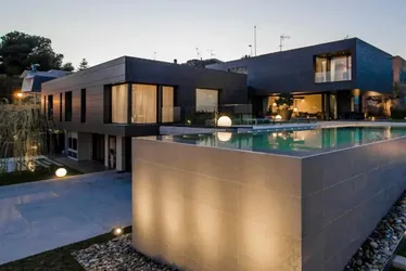 
			
				Ex-Barcelona é acusado de destruir mansão de quase R$ 100 milhões
			
			