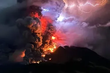 
			
				Indonésia emite alerta de tsunami após erupção de vulcão
			
			