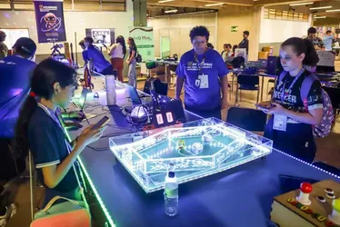 
			
				Jovens preparam barracas para maratona tecnológica da Campus Party
			
			