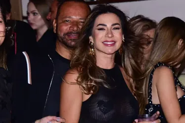 
			
				Namorada curte com Neymar Pai de look transparente e adesivo nos seios
			
			