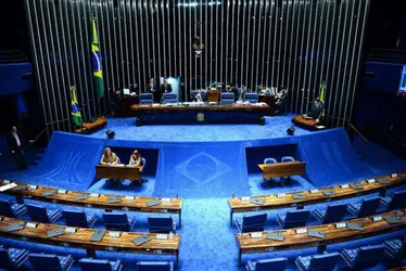 
			
				Senado aprova PEC que criminaliza porte e posse de drogas
			
			
