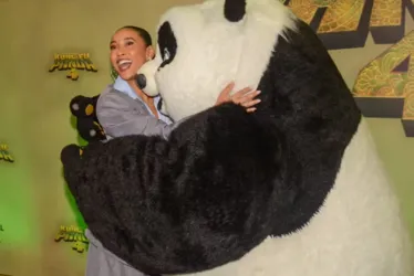 
				Taís Araujo é  abraçada por boneco de 'Kung Fu Panda'
			
			