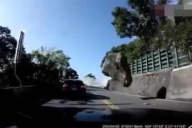 
				Terremoto faz rocha cair de penhasco e atingir carro em Taiwan
			
			
