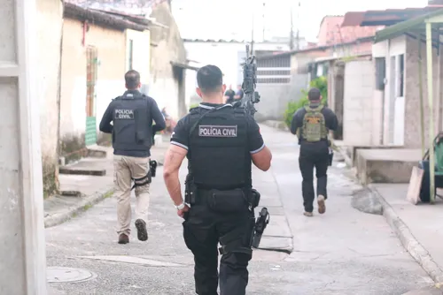 
				Ação prende traficantes e homicidas que atuavam em bairros de Maceió
			
			