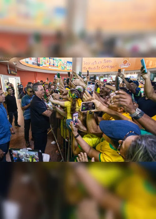 
			
				Apoiadores fazem festa para recepcionar Bolsonaro em Maceió
			
			