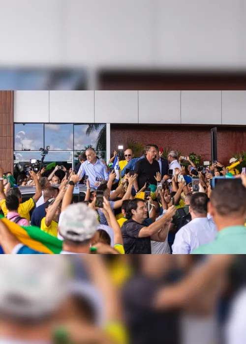 
			
				Apoiadores fazem festa para recepcionar Bolsonaro em Maceió
			
			