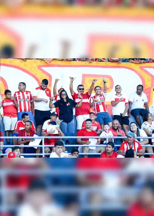 
				Campeões, jogadores do CRB recebem troféu e fazem a festa no Rei Pelé
			
			