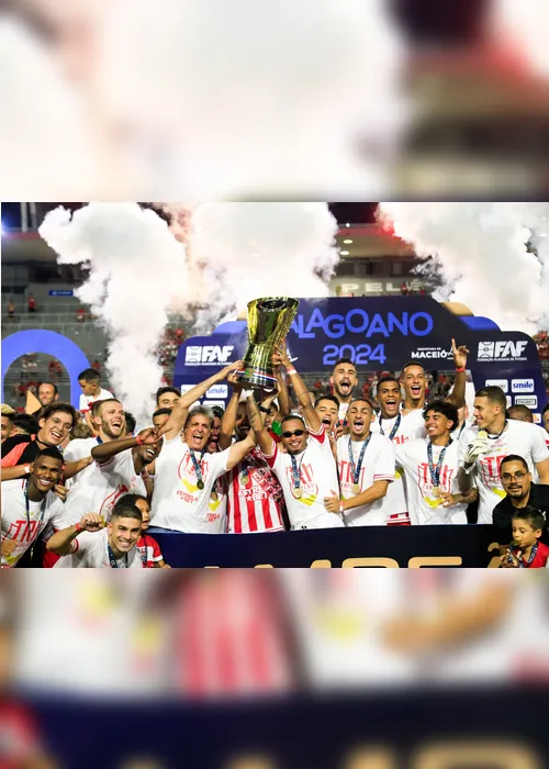 
				Campeões, jogadores do CRB recebem troféu e fazem a festa no Rei Pelé
			
			