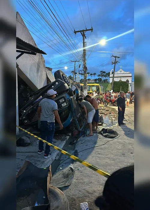 
				Colisão entre carro e caminhão deixa vítima presa às ferragens
			
			
