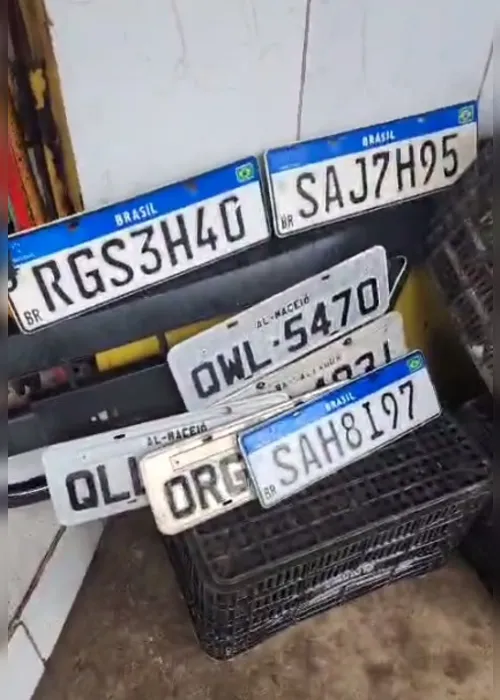 
			
				Com ruas alagadas, motoristas 'perdem' placas em Maceió
			
			