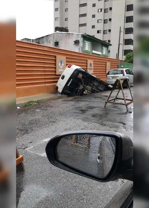
				Cratera se abre e 'engole' carro de passeio na Jatiúca; veja o vídeo!
			
			