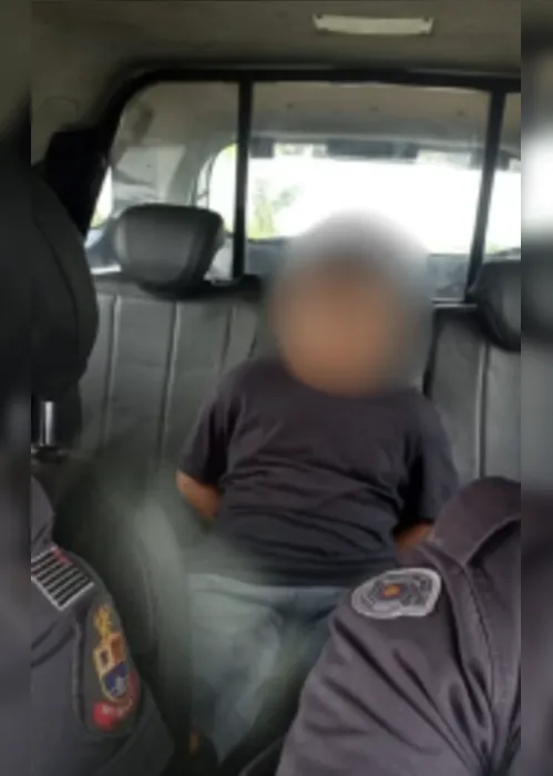 
			
				Criança com arma de brinquedo é colocada em viatura da PM
			
			