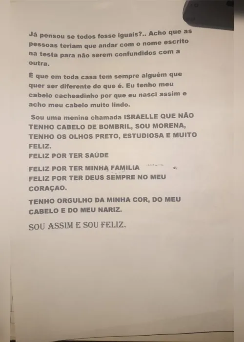 
			
				Criança lê carta em sala de aula após ser vítima de bullying em escola
			
			