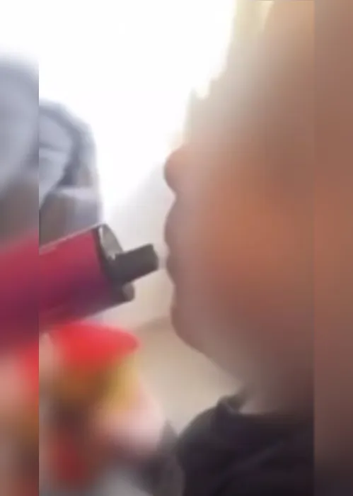 
			
				Duas mulheres são investigadas após fazer vídeos de bebê fumando vape
			
			