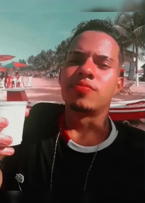 
				"Ela pediu para não morrer", diz prima de jovem morta pelo namorado
			
			